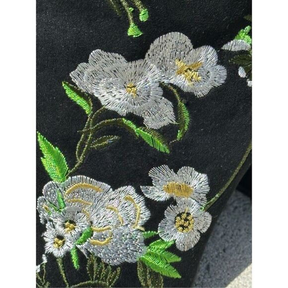Forever 21 BLACK SUEDE ANKLE BOOTS WITH WHITE FLORAL EMBROIDERY - SIZE 8 - Picture 5 of 9